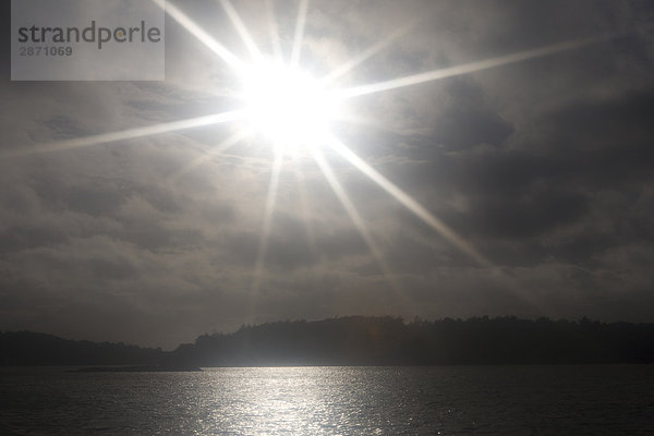 Ein hazy Sonnenlicht bei Tagesanbruch am Meer Schweden.