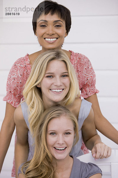 Porträt von drei lächelnden Frauen