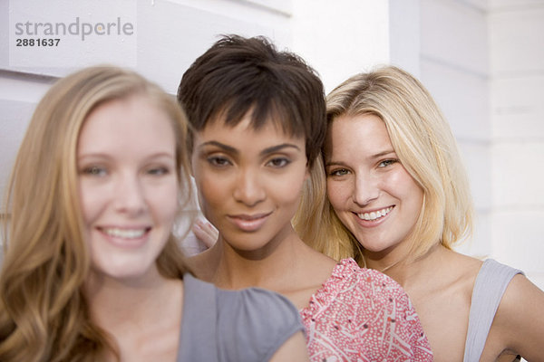 Porträt von drei lächelnden Frauen