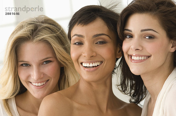 Porträt von drei lächelnden Freundinnen