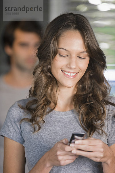 Textnachrichten von Frauen auf einem Mobiltelefon