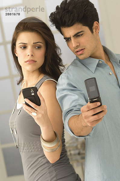 Paar haltende Mobiltelefone