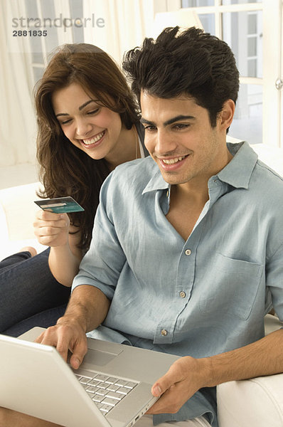 Paare online einkaufen mit Kreditkarte