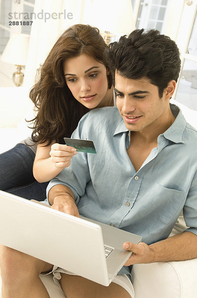 Paare online einkaufen mit Kreditkarte