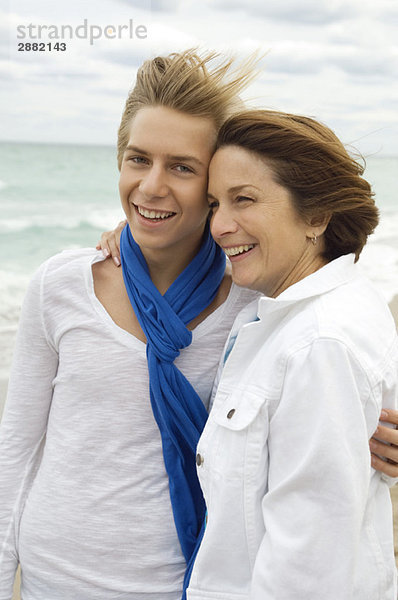 Teenager Junge mit seiner Großmutter am Strand