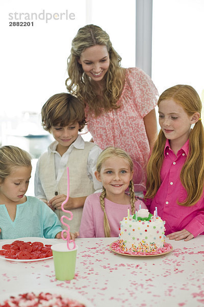 Mädchen feiert ihren Geburtstag mit ihren Freunden