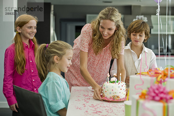 Frau feiert Geburtstag ihrer Tochter