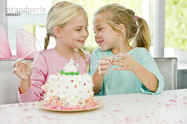 Zwei Mädchen bei einer Geburtstagsparty