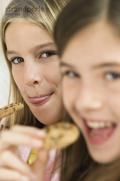 Zwei Mädchen essen Schokokekse