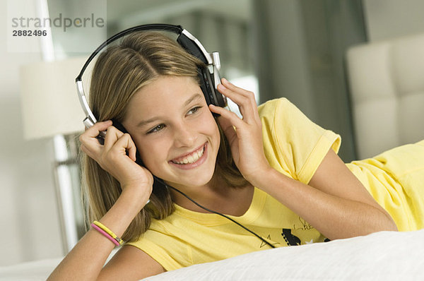 Mädchen hört Kopfhörer