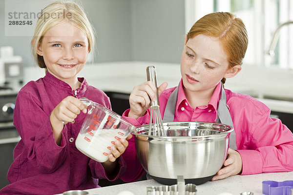Zwei Mädchen beim Kochen in der Küche