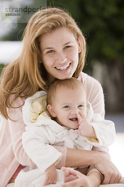 Frau lächelt mit ihrer Tochter