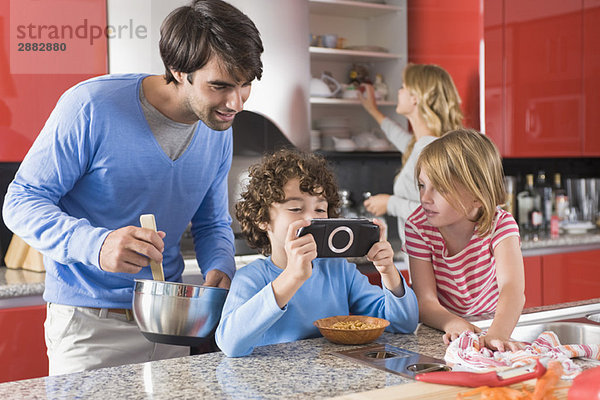 Mann mit seinen Kindern in der Küche
