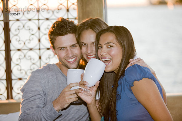 Drei Freunde bei einem Drink
