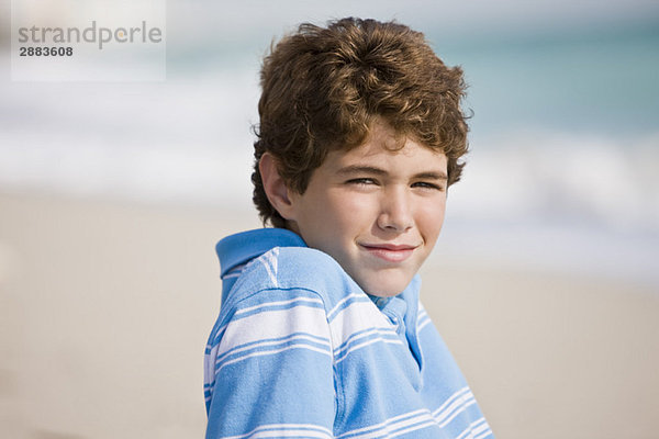 Portrait eines Jungen am Strand