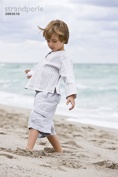 Junge spielt am Strand