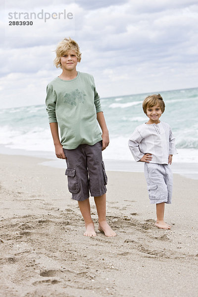 Portrait von zwei Jungen am Strand
