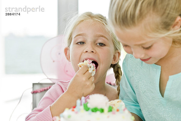 Nahaufnahme eines Mädchens beim Geburtstagskuchenessen