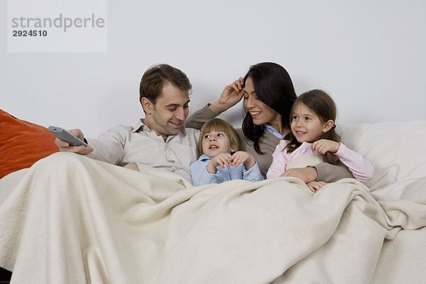 Eine vierköpfige Familie beim Fernsehen