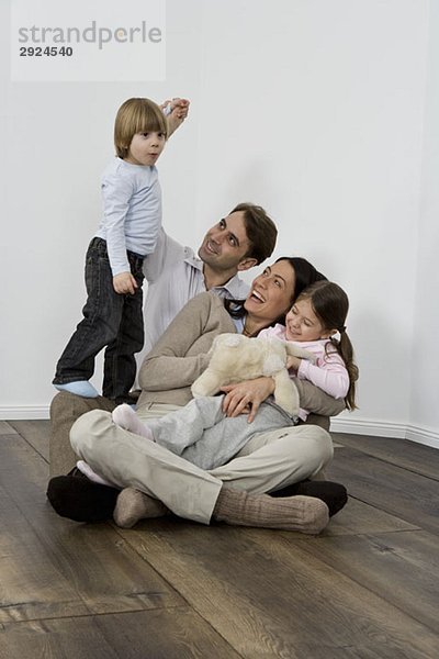 Eine vierköpfige Familie  die zusammen lacht.