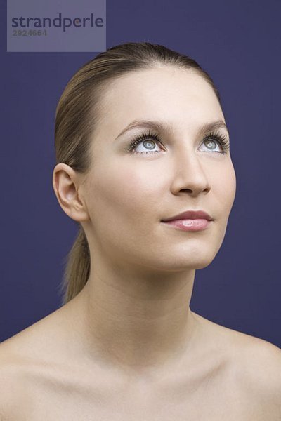 Porträt einer jungen Frau mit Haarrücken