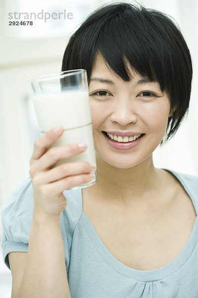 Eine Frau mit einem Glas Milch.