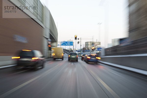Rückansicht von Fahrzeugen  die mit hoher Geschwindigkeit auf einer Straße fahren