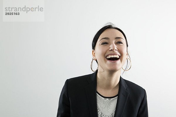 Eine Geschäftsfrau lacht  Porträt