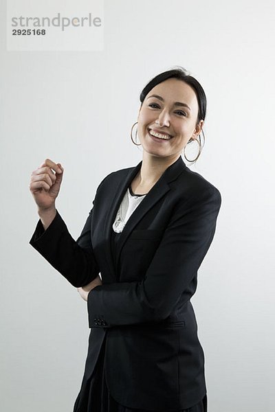 Eine Geschäftsfrau lacht  Porträt
