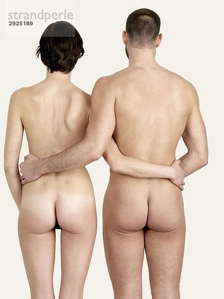 Rückansicht eines nackten Paares  das Seite an Seite steht.