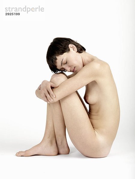 Seitenansicht einer nackten Frau sitzend