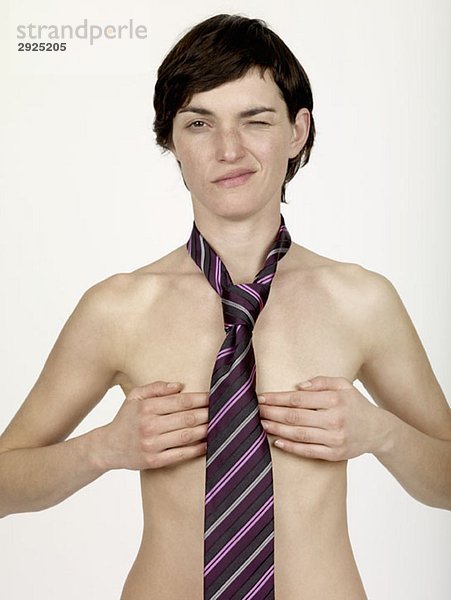 Eine nackte Frau mit Krawatte