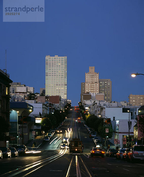 California Street in der Abenddämmerung  San Francisco  Kalifornien  USA