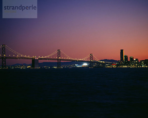 Oakland Bay Bridge in der Abenddämmerung  San Francisco  Kalifornien  USA