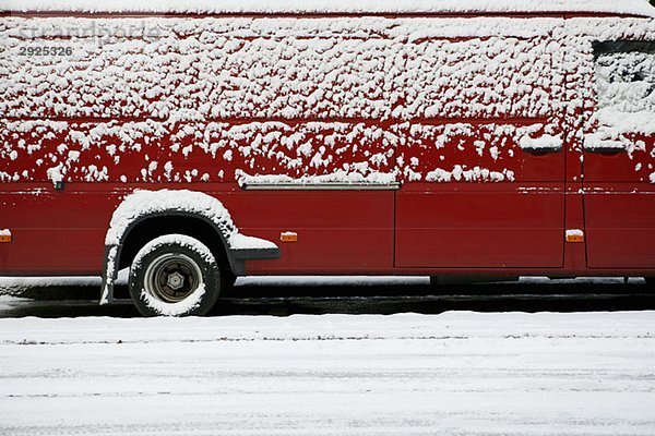 Schnee auf einem roten Van