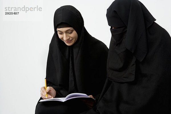 Zwei Frauen in traditioneller muslimischer Kleidung