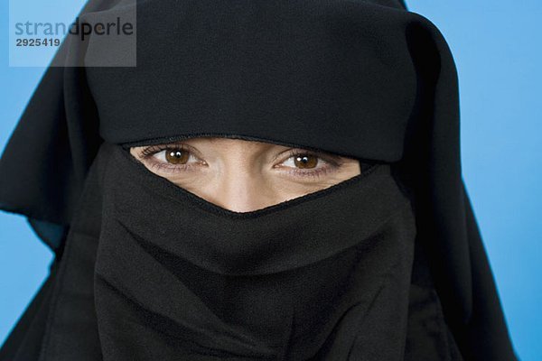 Porträt einer Frau mit einem Niqaab