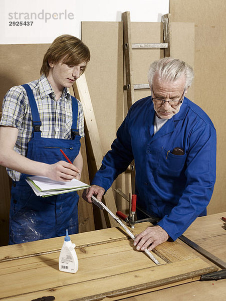 Zwei Männer arbeiten in einer Holzwerkstatt