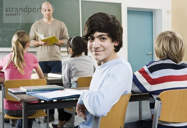 Porträt eines Jungen im Klassenzimmer