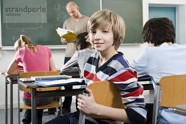 Porträt eines Jungen im Klassenzimmer