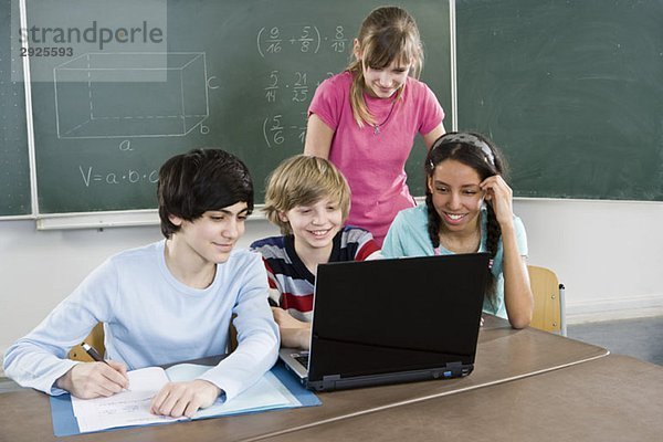 Schüler mit einem Laptop