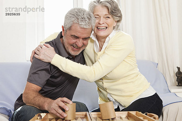 Ein älterer Mann und eine ältere Frau  die Backgammon spielen.