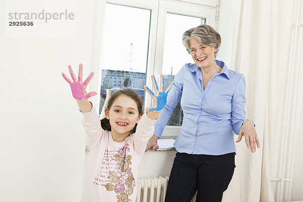 Eine Großmutter und ihre Enkelin Fingermalerei