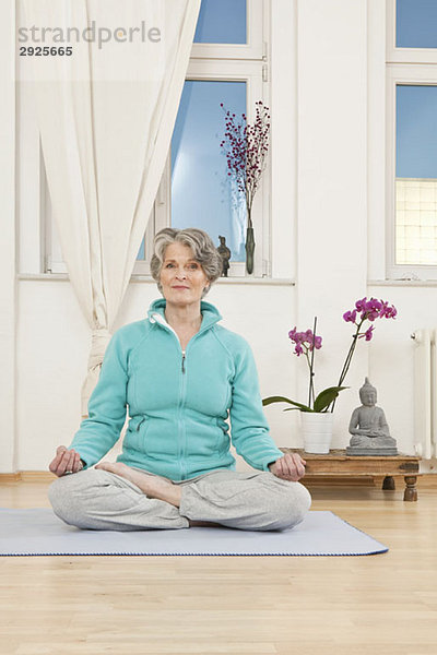 Eine ältere Frau beim Yoga