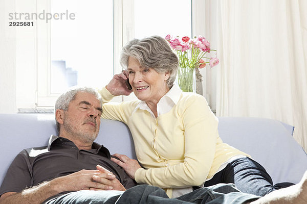 Ein älteres Paar auf einer Couch