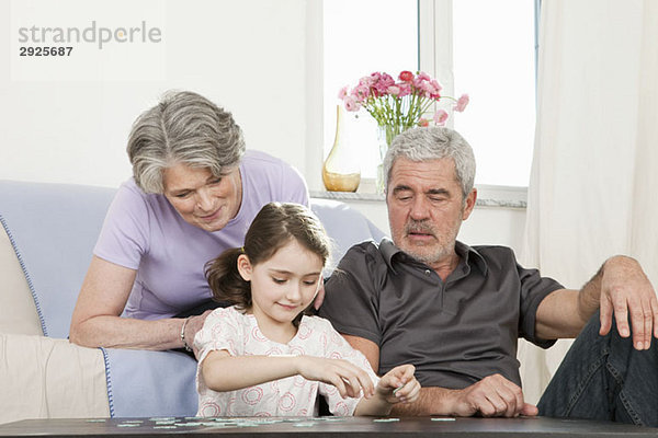 Großeltern und ihre Enkelin