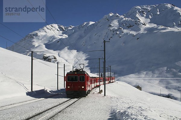 Zugfahrt über einen Pass im Winter  Andermatt  Uri  Schweiz