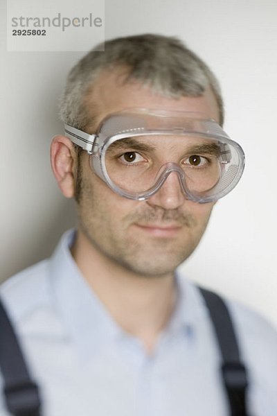 Ein Mann mit Schutzbrille