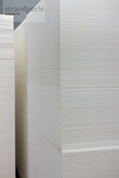 Stapel von weißem Papier an einem Drucker