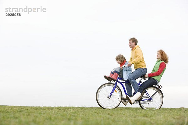 Eine junge Familie beim gemeinsamen Radfahren